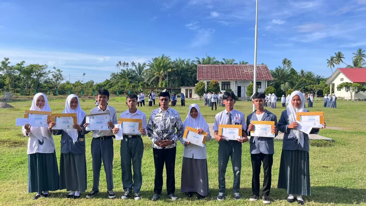 Pemberian Reward Kepada Peserta Didik Berprestasi