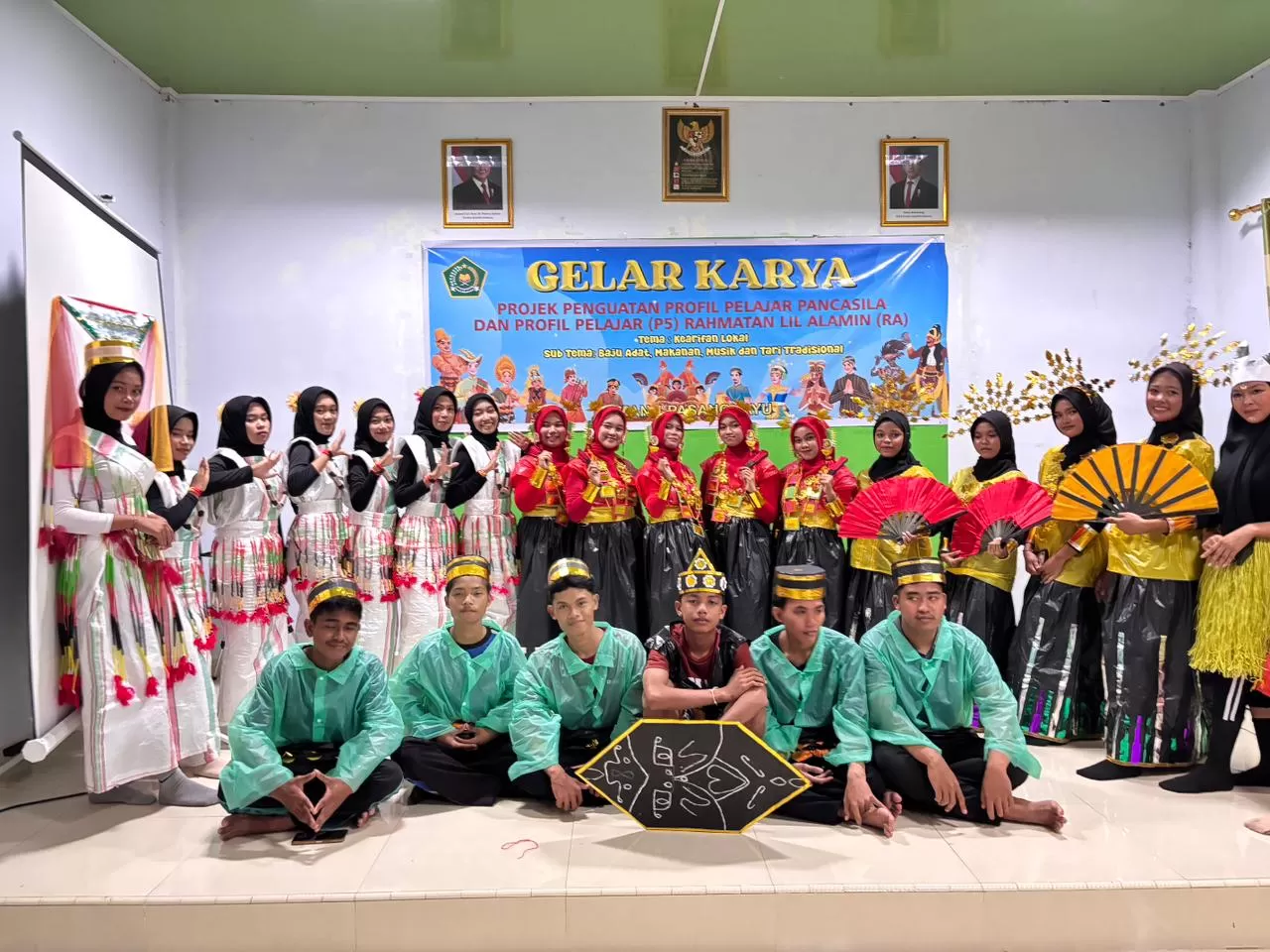 Unik, Kostum Daur Ulang Rancangan Peserta didik MA